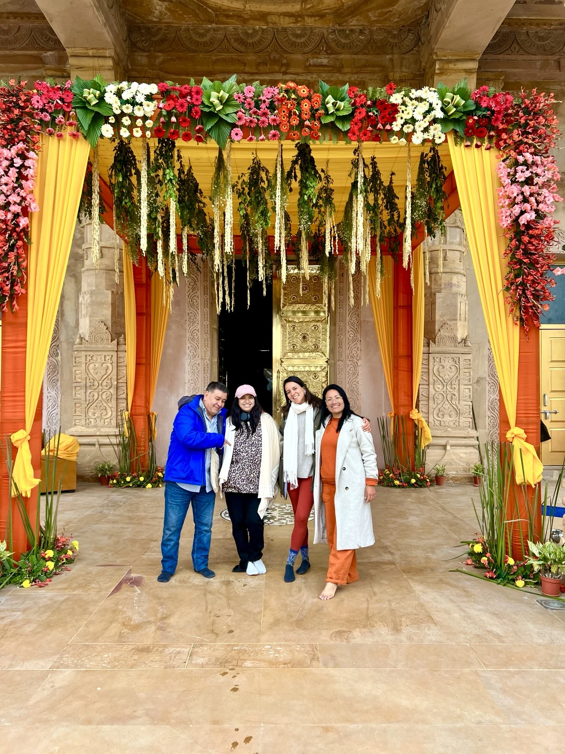 Integrantes de la comunidad en un templo de la India