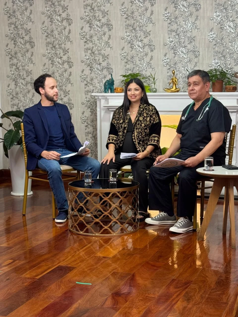 Programa de televisión con integrantes del equipo de Chaturkoti